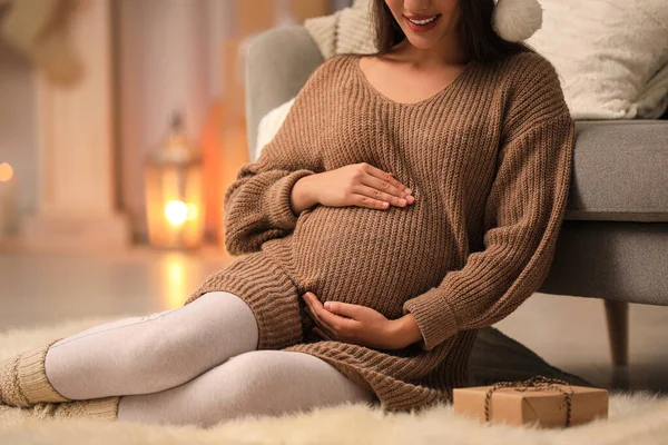 Donna incinta felice con scatola regalo di Natale a casa, primo piano. Aspettativa del bambino — Foto Stock