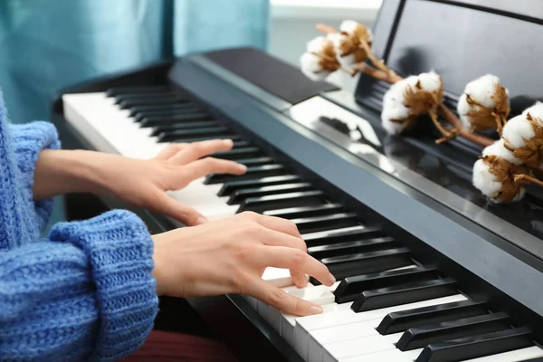 집에서 피아노를 치는 젊은 여자, 클로즈업 — 스톡 사진