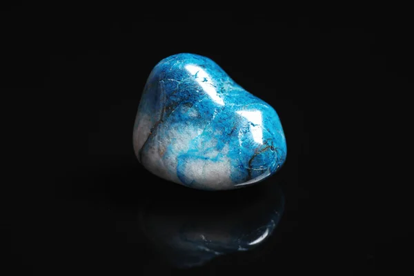 Piękny niebieski shattuckite kamień na czarnym tle — Zdjęcie stockowe
