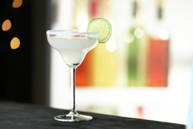 Bar tezgahında limon ve şeker ile taze alkollü kokteyl, metin için alan
