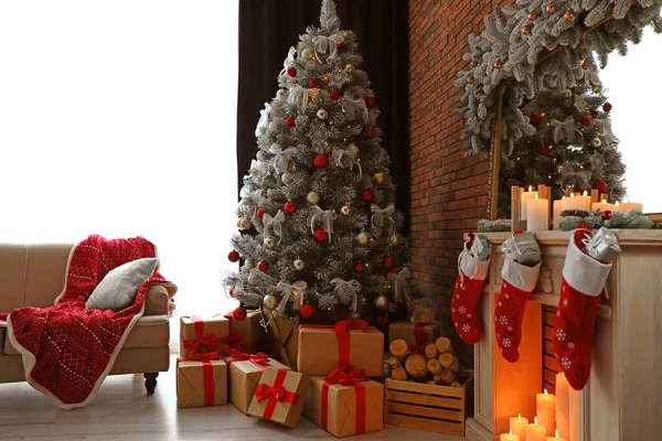 Interior elegante quarto com bela árvore de Natal — Fotografia de Stock