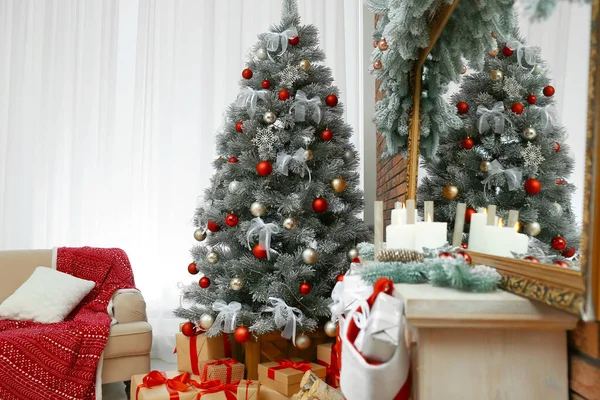 Stijlvol interieur met mooie kerstboom en decoratieve open haard — Stockfoto