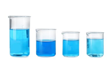 Beyaz üzerine mavi sıvılar izole edilmiş laboratuvar camları.