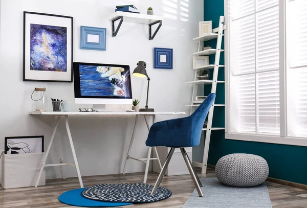 Local de trabalho em casa com computador moderno e mesa no quarto — Fotografia de Stock