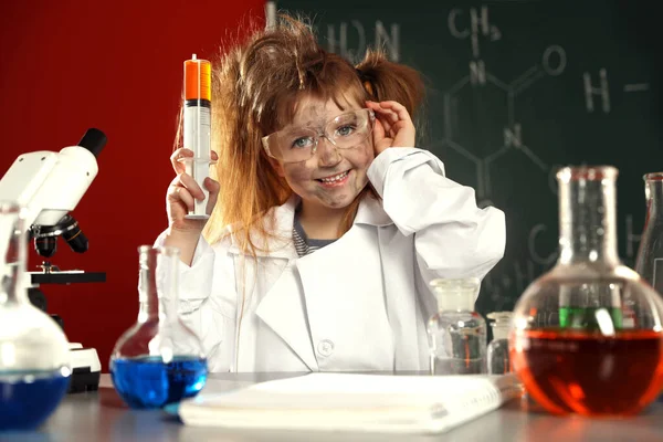아이들은 실험실에서 화학 연구를 하고 있습니다. 위험 한 실험 — 스톡 사진