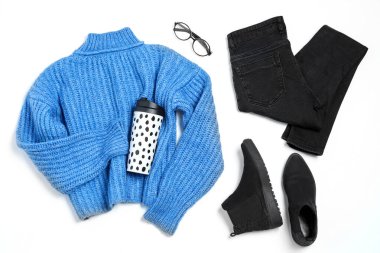 Beyaz arka planda şık kışlık giysiler seti, üst görünüm