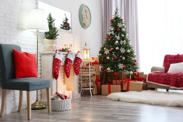 Interno elegante con bellissimo albero di Natale e camino decorativo — Foto Stock