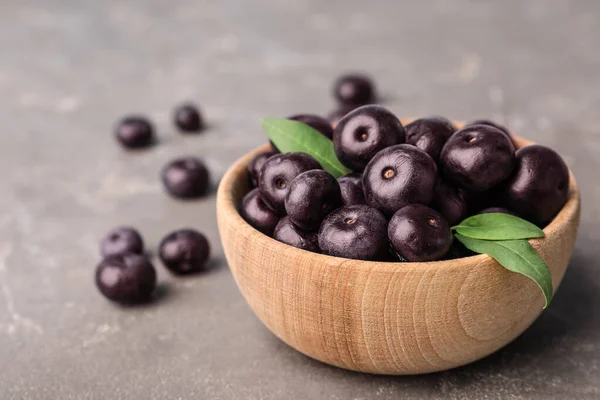 Bol de baies d'açai fraîches sur table en pierre grise, vue rapprochée. Espace pour le texte — Photo