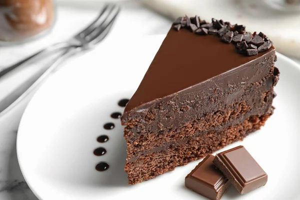 Delicioso pastel de chocolate fresco servido en la mesa blanca, primer plano —  Fotos de Stock