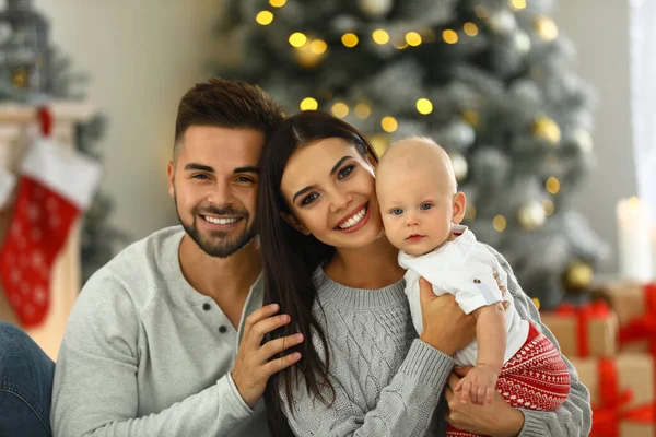 Evde şirin bir bebeği olan mutlu bir aile. Noel kutlaması — Stok fotoğraf