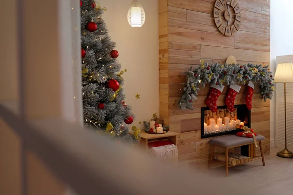 Stilvolles Interieur mit dekorativem Kamin. Weihnachtszeit — Stockfoto