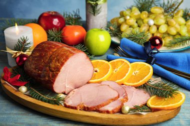Lezzetli jambon mavi ahşap masada servis edilir. Noel yemeği.