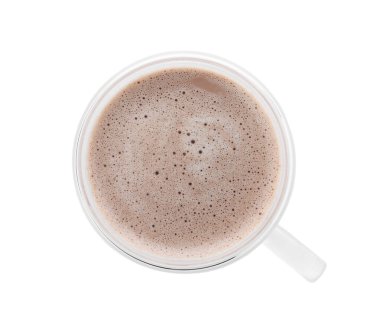 Beyaz arka planda cam bardakta nefis kakao, üst manzara.