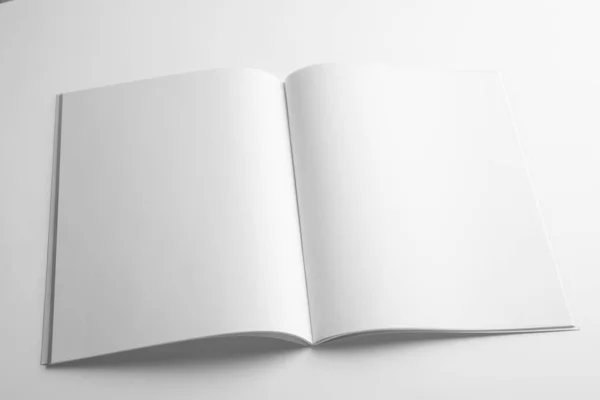 Libro abierto en blanco sobre fondo blanco. Prepárate para el diseño — Foto de Stock