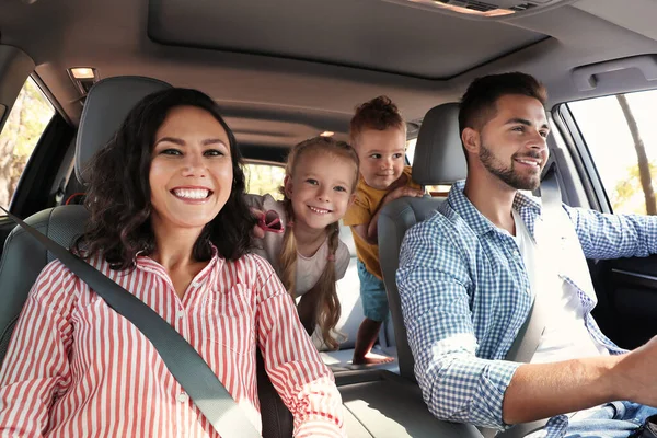 Bonne famille en voiture sur la route — Photo