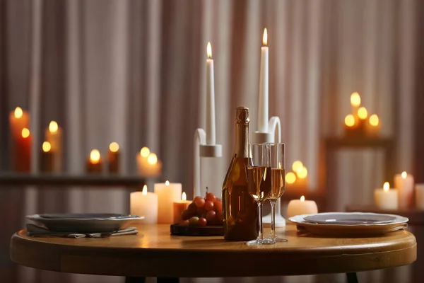 Festliche Tischdekoration mit brennenden Kerzen drinnen — Stockfoto