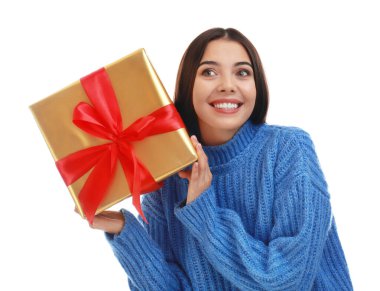 Beyaz arka planda Noel hediyesi olan mutlu genç bir kadın.
