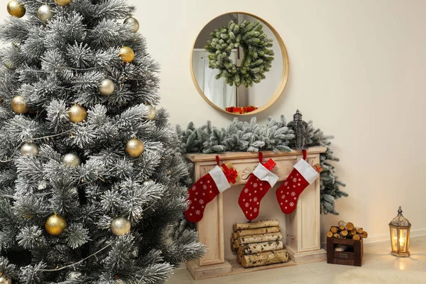 Stilvolles Weihnachtsinterieur mit geschmücktem Tannenbaum und Kamin — Stockfoto