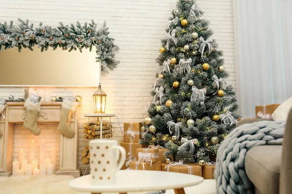 Árvore de Natal decorada no interior moderno da sala de estar — Fotografia de Stock