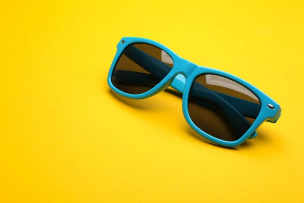 Stijlvolle zonnebril op gele achtergrond, ruimte voor tekst. Modieus accessoire — Stockfoto