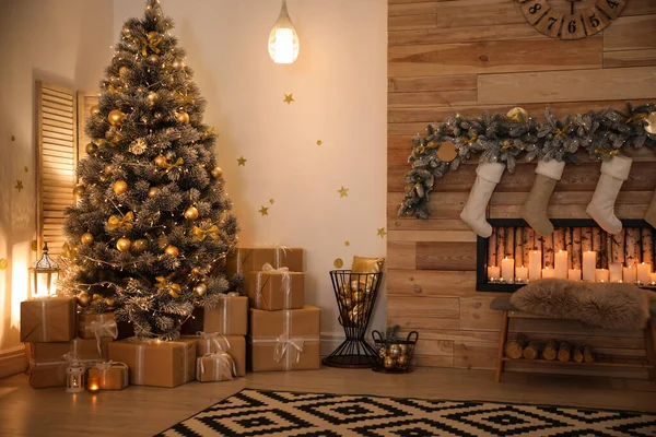 Elegante habitación interior con hermoso árbol de Navidad y chimenea decorativa —  Fotos de Stock