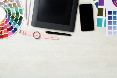 Işık arkaplan üzerinde dijital aygıtlar ve renk paletleri ile düz konum, metin için boşluk. Grafik tasarımcısının çalışma yeri