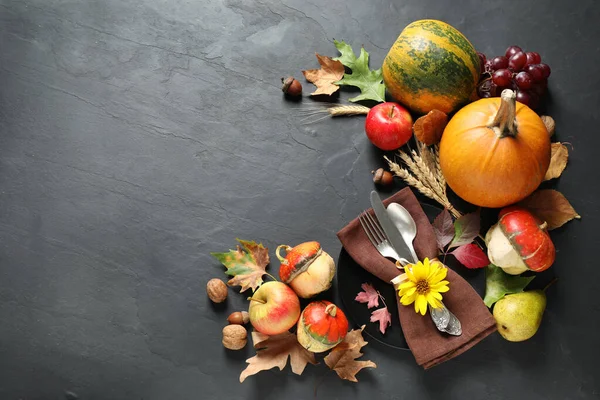 Herfst fruit, groenten en bestek op grijze achtergrond, plat lag met ruimte voor tekst. Fijne Thanksgiving dag. — Stockfoto