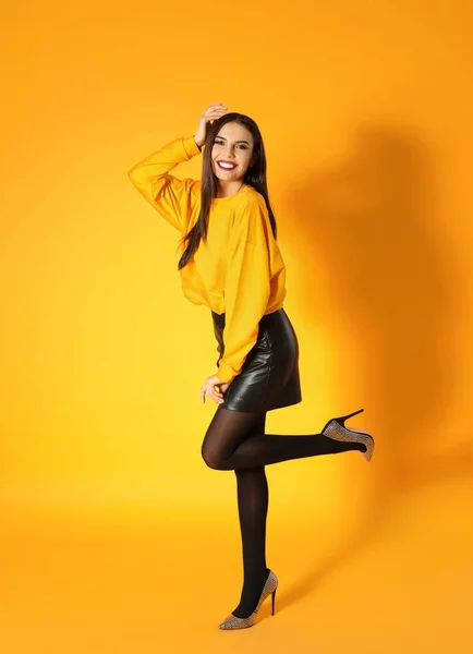 Hermosa joven posando sobre fondo amarillo. Fiesta de Halloween — Foto de Stock