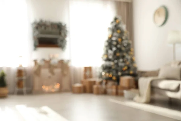Vista turva do interior elegante da sala de estar de Natal — Fotografia de Stock