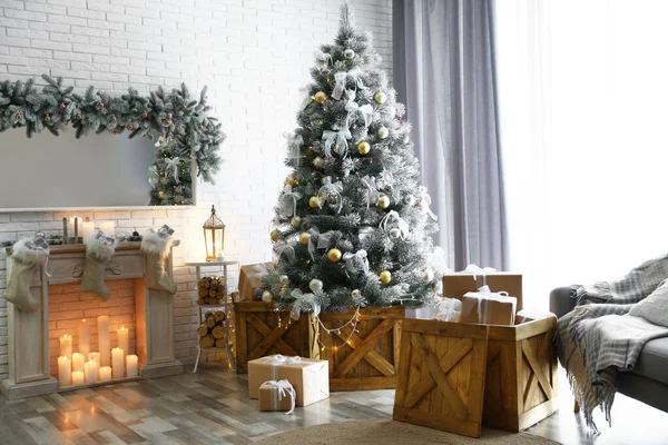 Стильный интерьер с украшенной елкой в гостиной — стоковое фото