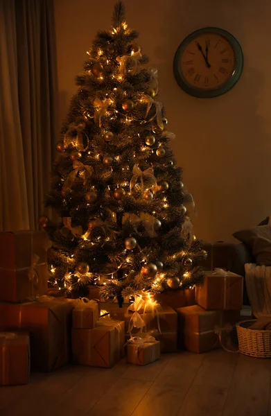 Stilvolles Weihnachtsinterieur im Wohnzimmer mit schönem Baum am Abend — Stockfoto