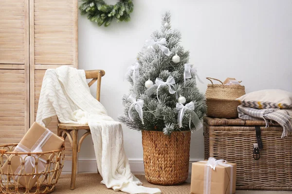 Stilvolles Interieur mit wunderschönem Weihnachtsbaum nahe weißer Wand — Stockfoto