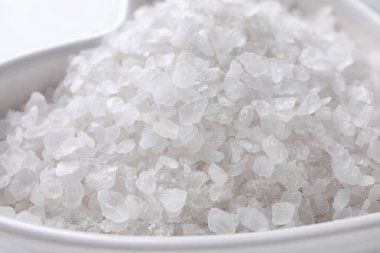 Kasede doğal beyaz deniz tuzu, yakın görüş. Spa tedavisi
