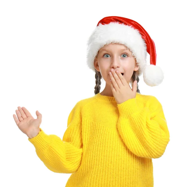 Criança pequena emocional em chapéu de Papai Noel no fundo branco. Celebração de Natal — Fotografia de Stock
