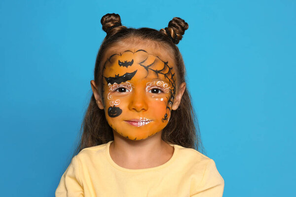 Милая маленькая девочка с портретом на синем фоне
