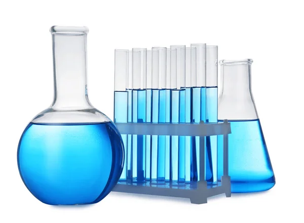 Set di bicchieri da laboratorio con liquido blu su sfondo bianco — Foto Stock