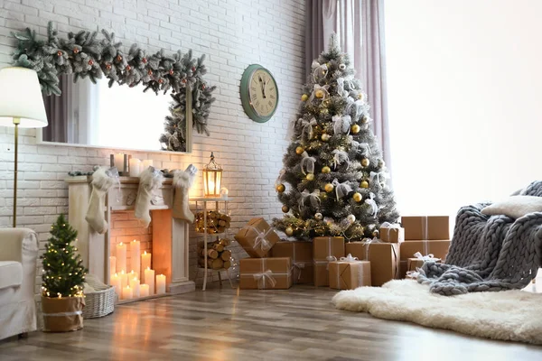 Stilvolles Interieur des Wohnzimmers mit geschmücktem Weihnachtsbaum — Stockfoto