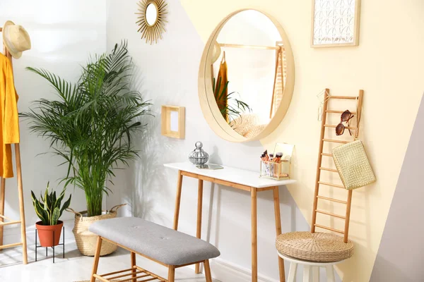 Intérieur élégant avec petite table et banc confortable — Photo