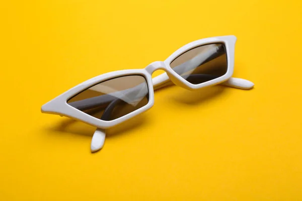 Óculos de sol elegantes no fundo amarelo. Acessório na moda — Fotografia de Stock