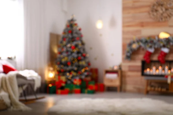 Verschwommener Blick auf stilvolles Weihnachtswohnzimmerinterieur — Stockfoto