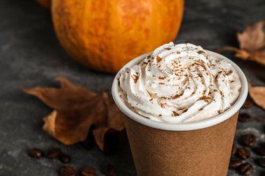 Gri masada lezzetli balkabağı aromalı latte, yakın plan.