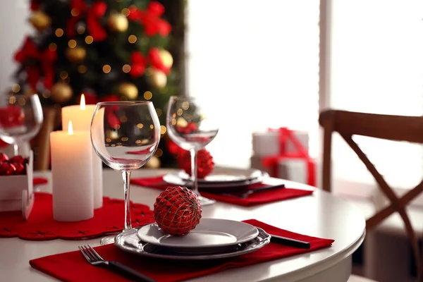 Cenário de mesa festiva e árvore de Natal no interior do quarto elegante — Fotografia de Stock