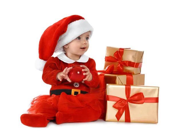Uroczyście ubrane dziecko z pudełkami na białym tle. Święta Bożego Narodzenia — Zdjęcie stockowe