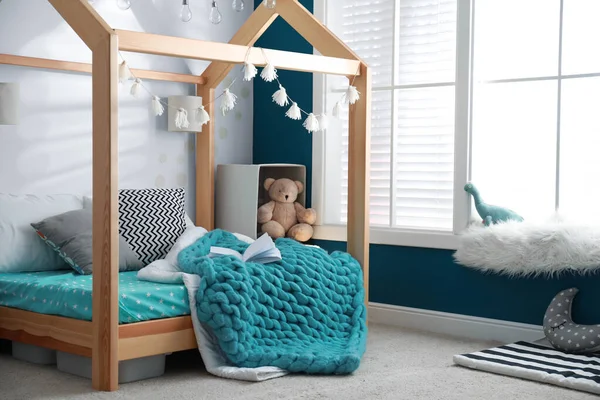 Gezellig kinderkamer interieur met comfortabel bed — Stockfoto