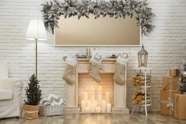 Intérieur de la chambre avec miroir sur cheminée décoré pour Noël — Photo