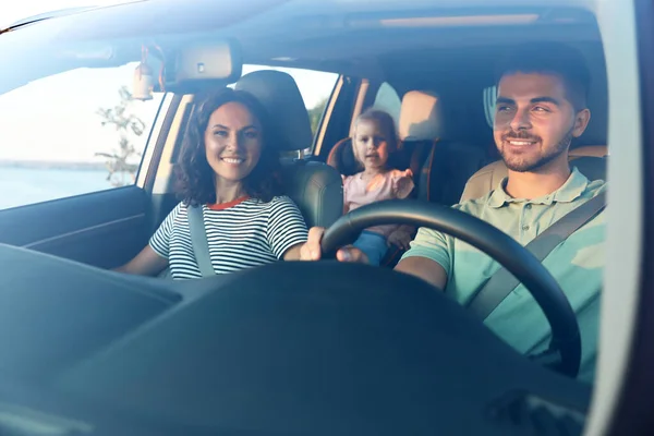 Glückliche Familie am Sommertag mit dem Auto unterwegs — Stockfoto