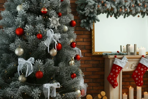 Stílusos belső, gyönyörű karácsonyfa és dekoratív kandalló — Stock Fotó