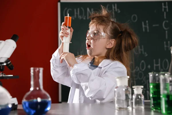 아이들은 실험실에서 화학 연구를 하고 있습니다. 위험 한 실험 — 스톡 사진