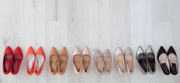 Kollektion av eleganta skor på golvet, platt låg med plats för text — Stockfoto