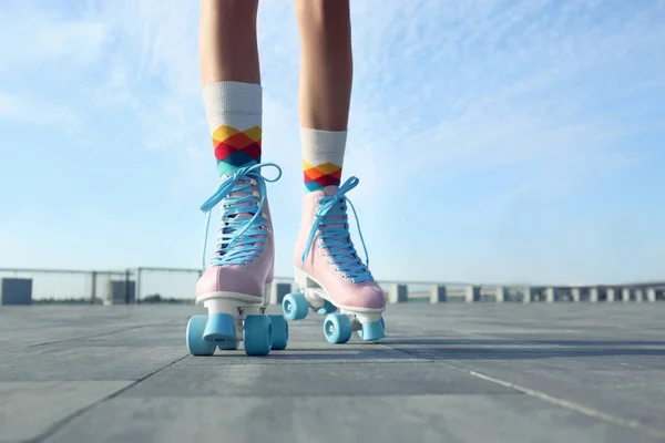 Jeune femme avec des patins à roulettes vintage en ville le jour ensoleillé, vue rapprochée — Photo